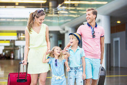 Frau mit Rucksack im Urlaub