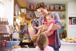 Familie kocht gemeinsam in der hauseigenen Küche.