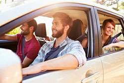 Freunde fahren gemeinsam Auto