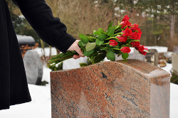 Strauß Rosen am Grab