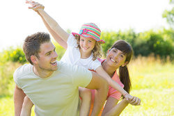 Eine Familie spielt gemeinsam in der Natur
