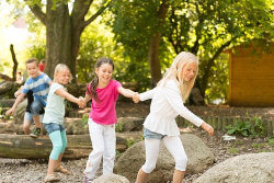 Kinder spielen in der Natur