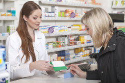 Kundin in Apotheke