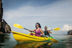 Paar im Urlaub beim Kayaking