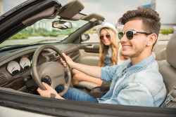 Paar zusammen im Cabrio