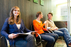 Patienten sitzen im Wartezimmer