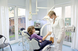 Patientin bei Zahnärztin