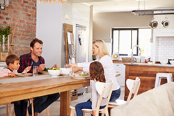 Eine Familie sitzt gemeinsam am Esstisch.