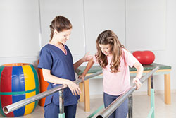 Zwei Frauen bei der Physiotherapie