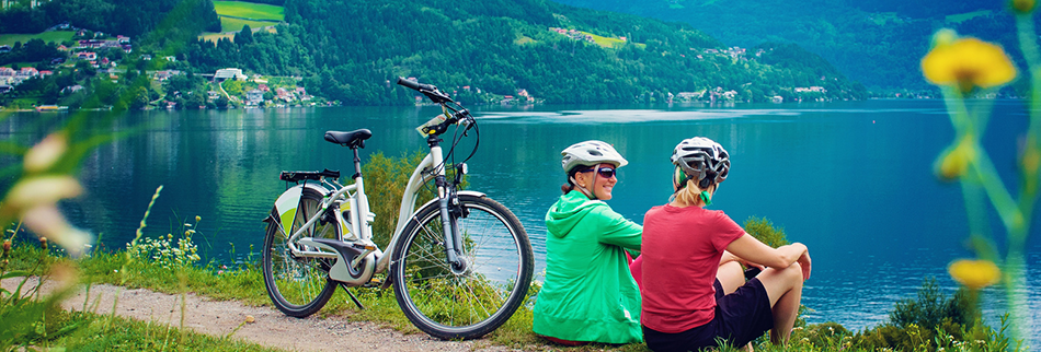 https://www.tarif-testsieger.de/images/content/zwei-radlerinnen-sitzen-neben-e-bike.png