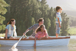 Eine Familie fährt in einem Boot über einen See