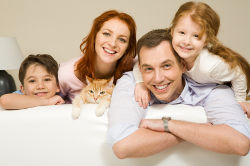 Glückliche Familie auf einer Couch