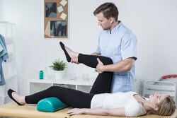 Frau beim Physiotherapeuten