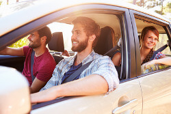 Junge Leute fahren gemeinsam Auto