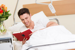 Mann liegt im Krankenhaus