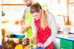 Paar kocht Essen in Küche