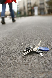 Schlüssel liegt auf dem Gehweg